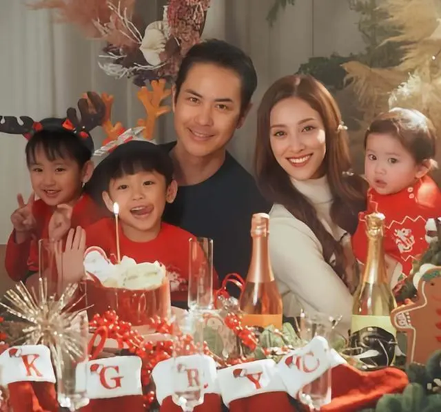 港剧男黄智贤57岁生日！无儿无女认郑嘉颖三子做干儿，全是高颜值