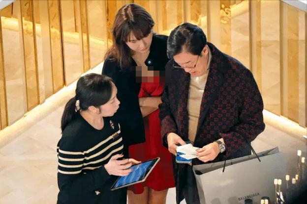 34岁女网红甘当小三9年,金主是66岁富豪,5年4胎原配不知情?