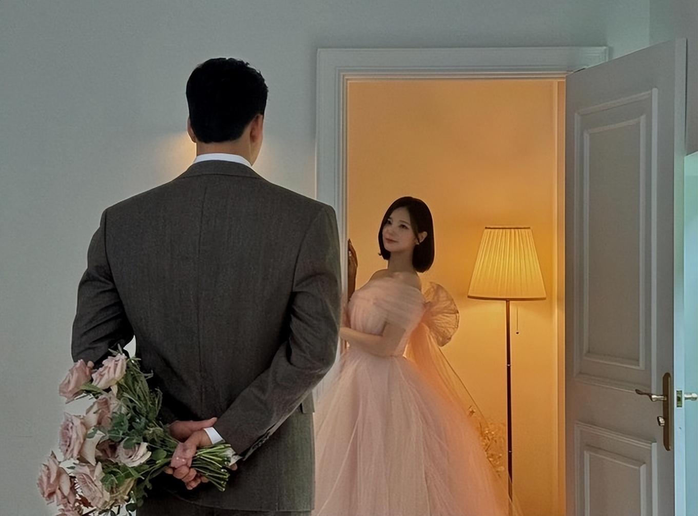 韩国人气女星在婚礼前,公开和比自己大15岁丈夫的结婚照