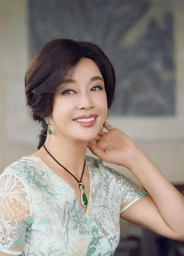 刘晓庆都73岁奶奶，还剪短发穿白T恤+红短裤，却意外显的年轻漂亮