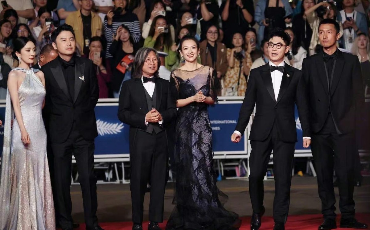 好家伙!杨幂新剧造型审美塌方,撞脸闫学晶,被29岁邢菲艳压