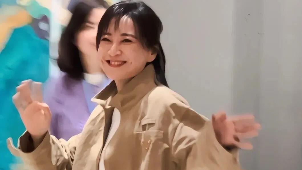 《热辣滚烫》路演，贾玲带火了一种新穿法：短外套+小黑裤太时髦