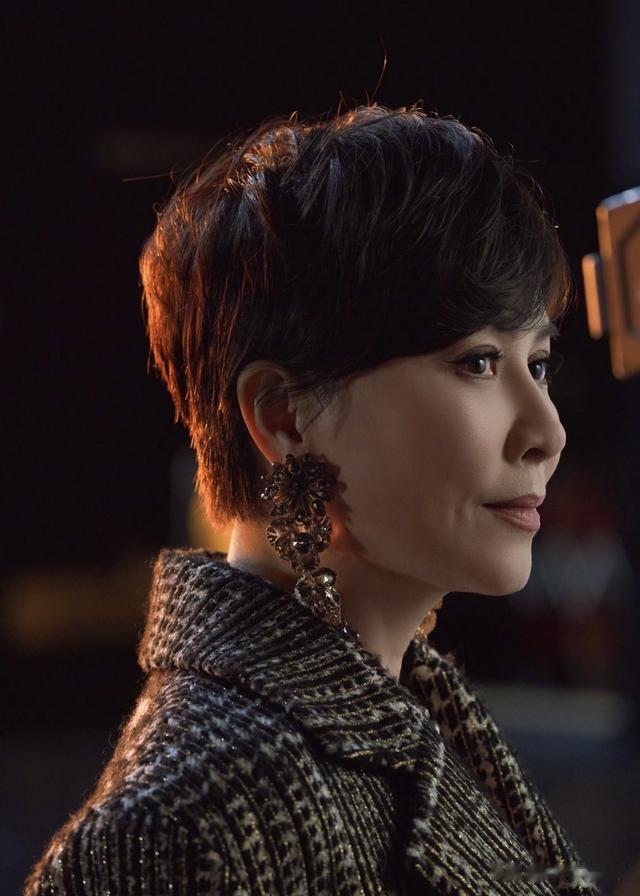 51岁宁静剪了短发气场很强，叶倩文的银发造型，50岁以上染发看这