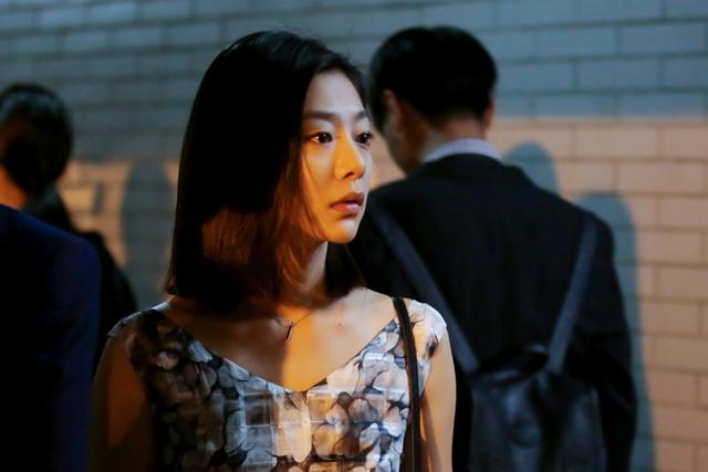 36岁王真儿,42岁于明加,45岁秦岚,还是天然脸更胜一筹