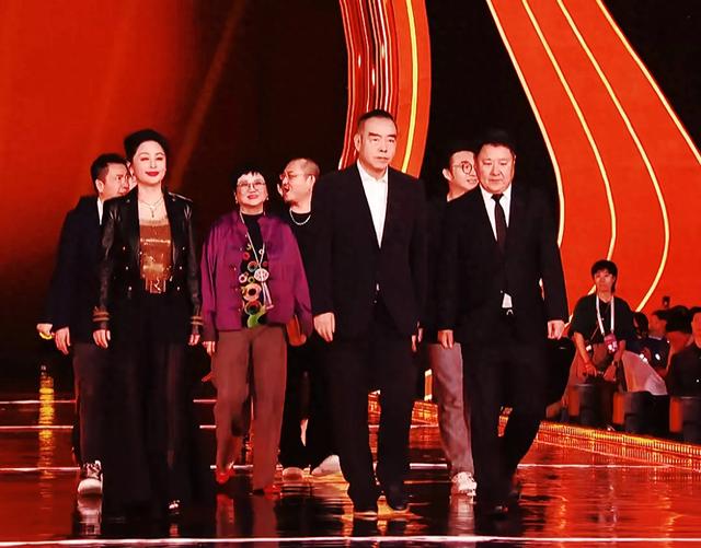 电影之夜,被笑不露齿的陈红惊艳,56岁似40,身材姣好艳压全场