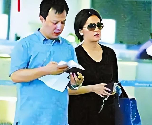 她是最惨母亲,女儿赵薇被封杀,儿子亏损5亿后,丈夫也撒手人寰