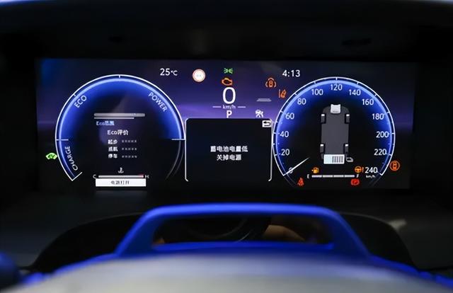 凯美瑞光辉版：磨砂灰车漆+19寸轮毂，配2.0L混动系统+8155P芯片