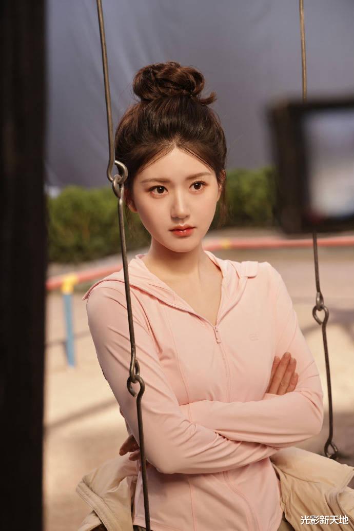 赵露思鱼死网破后，面前只剩三条路，否则至少被雪藏四年