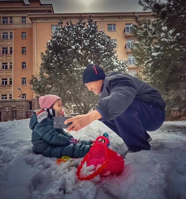 王阳带妻女在香港度假 亲娃拍合照一家其乐融融