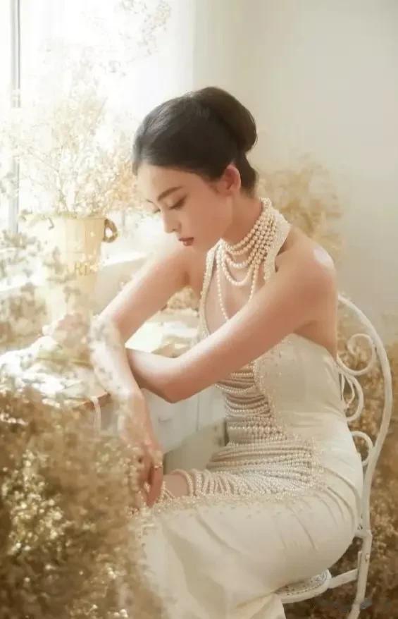 古力娜扎经典镂空装