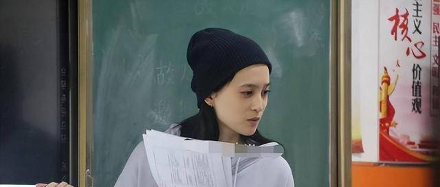 毛阿敏20岁的女儿，竟然是我们熟悉的她！穿红色冲锋衣太好看了