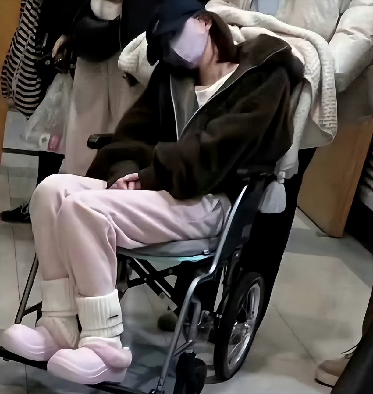 26岁赵露思深夜急救瘫坐轮椅，明星梦碎引发年轻人深思