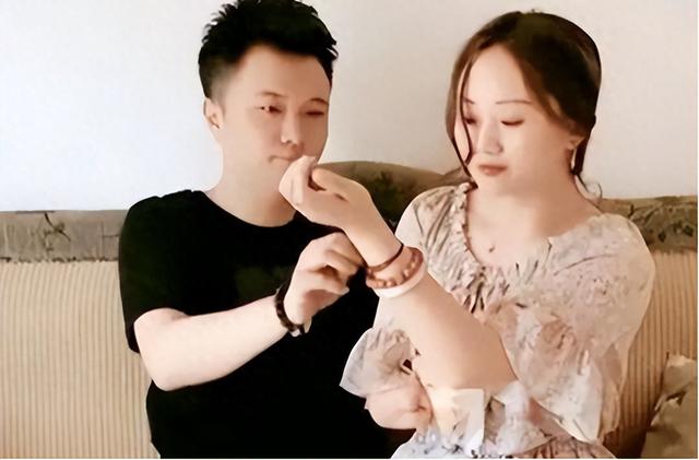 无腿丈夫出轨女粉丝,断臂妻子带孩子回老家,2年后结果大快人心