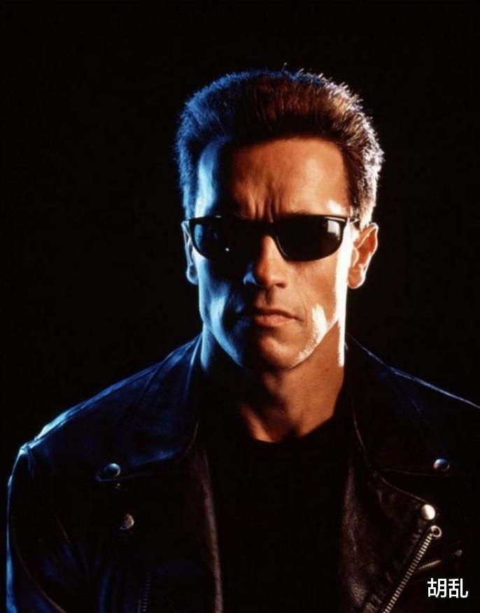 77岁“硬汉”施瓦辛格近照曝光，头发全白走路蹒跚，晚年也在健身