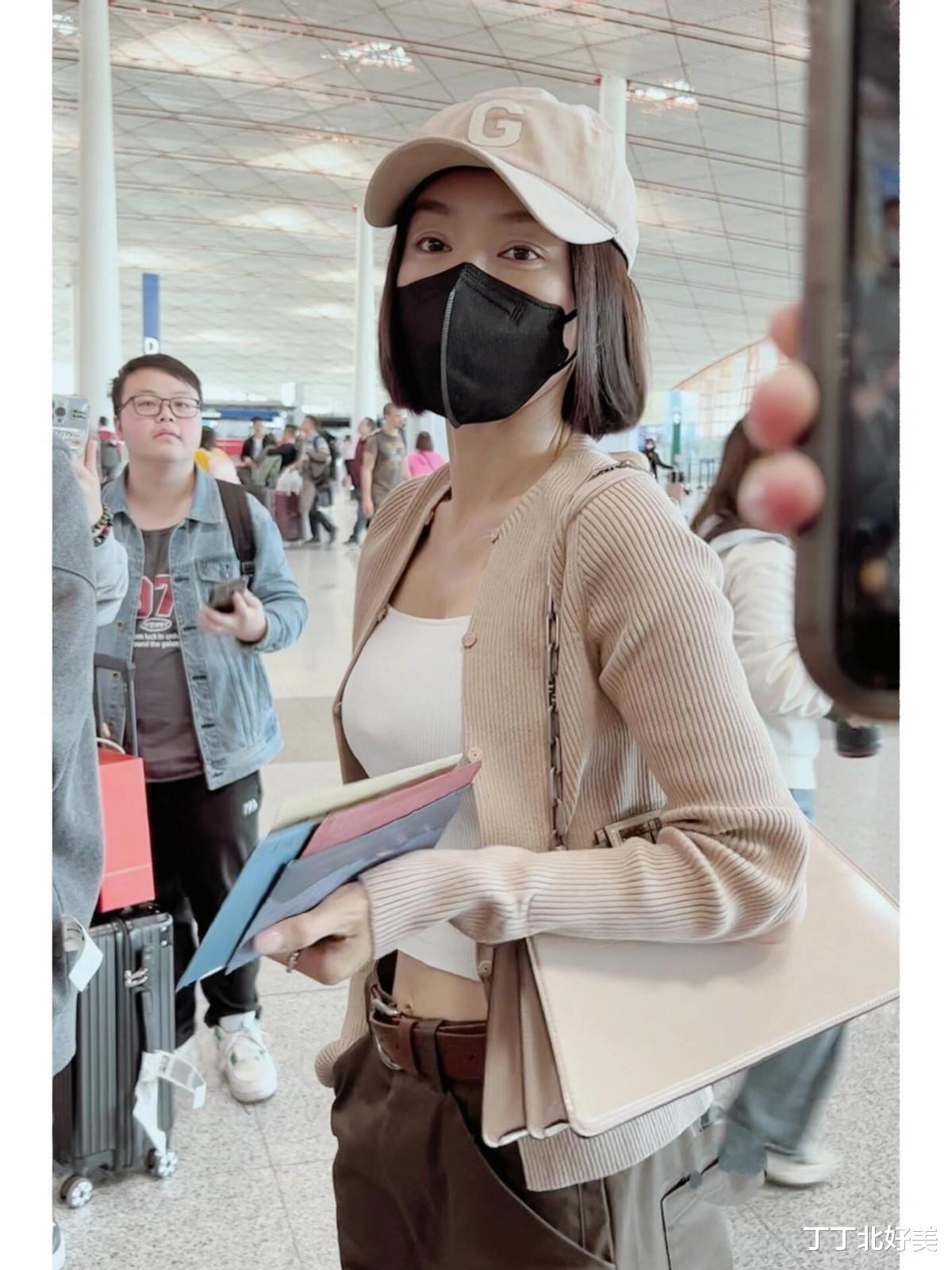 44岁秦岚带火了一种新穿法:针织开衫+工装裤+波波头,时髦又洋气