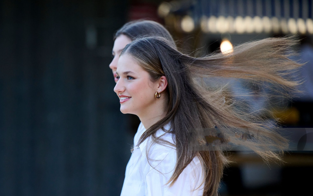 被西班牙姐妹花公主美到了！同梳着长发飘飘的发型穿白衣，好仙呀