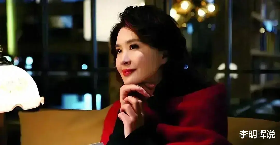 她出道即巅峰,做小三挤走导演原配,上位后没坐稳,67岁仍单身