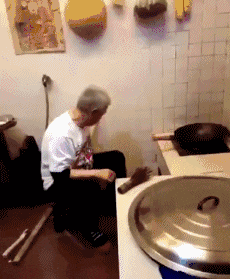 窦靖童要把王菲愁死了！剪莫西干发型秒变三毛，穿红绿撞色衣出行