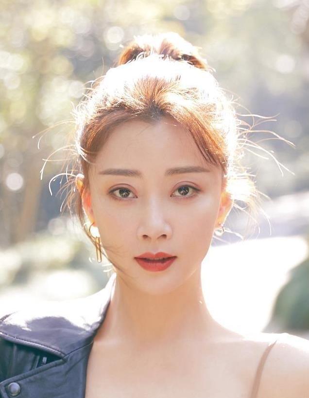 她是明星中的女富豪，豪车轮换开，却频传绯闻，后讽刺赵丽颖遭骂