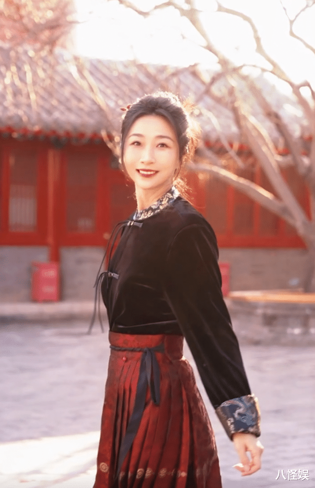 孙红雷接丈母娘北京过年，岳母首露面，看着比他大不了几岁好年轻