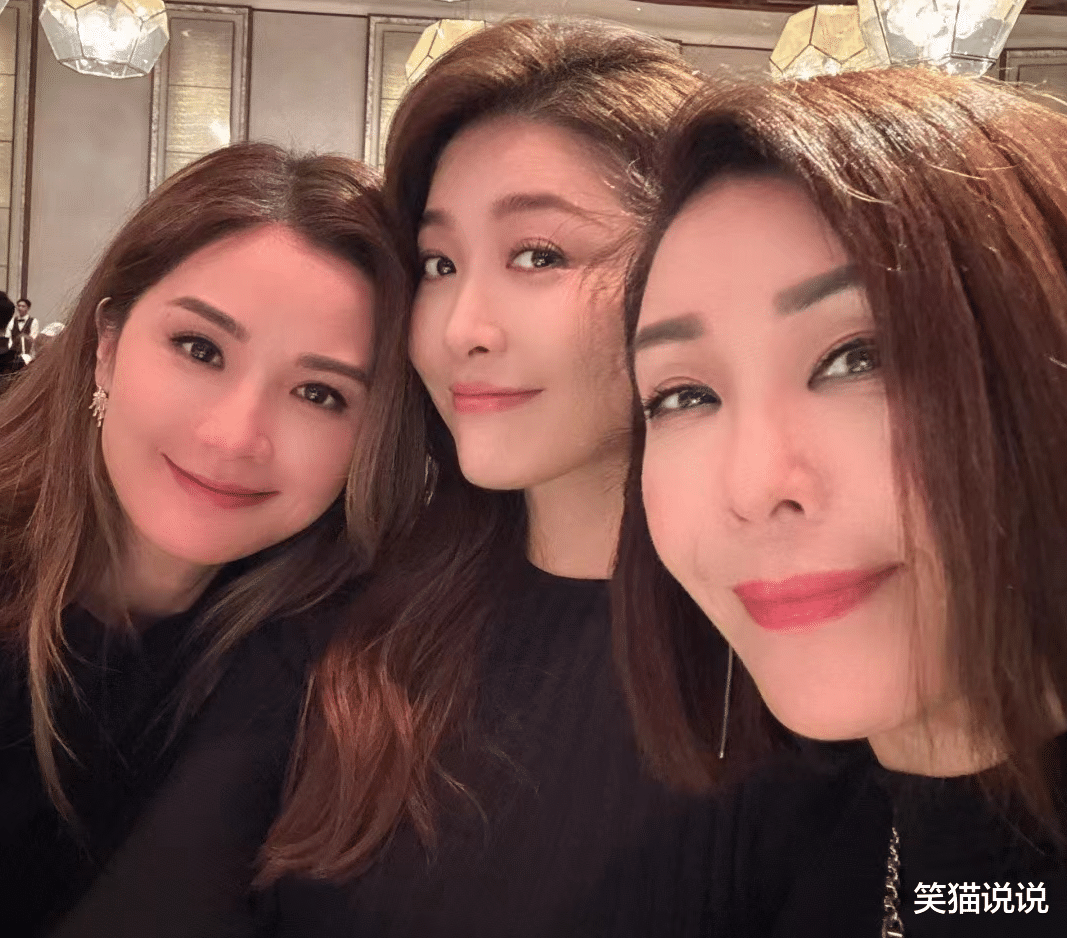 伍咏薇晒照:与梁朝伟刘嘉玲合影好开心,与古天乐林峯拍照好惬意