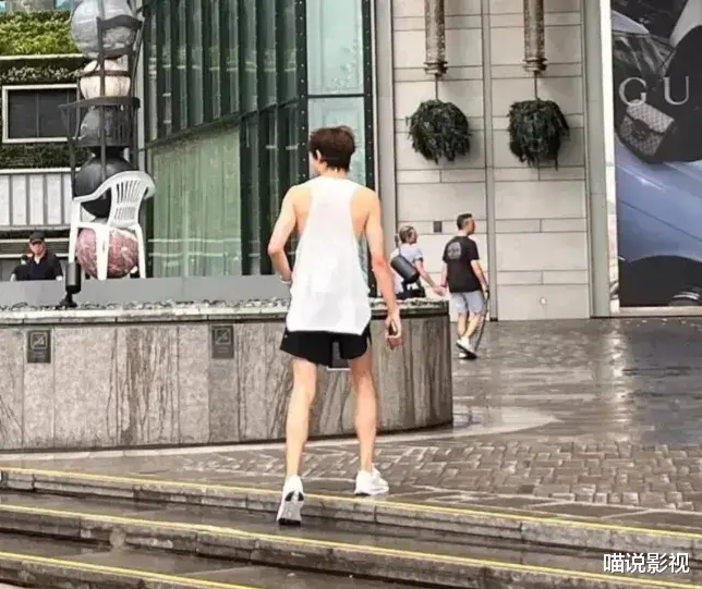 36岁林更新现身校园,憔悴暴瘦模样大变,手臂比别的女演员都要细