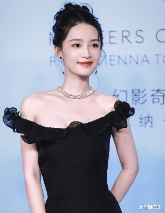 天生“苦相脸”的7位女星，个个愁容满面，面无表情都像是要哭了