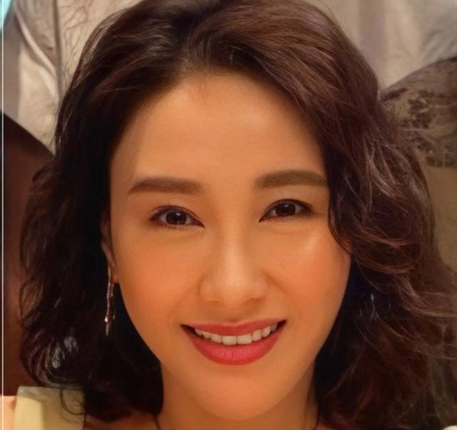 李嘉欣为黎姿庆祝53岁生日,一个脸僵一个自然衰老,对比真的明显