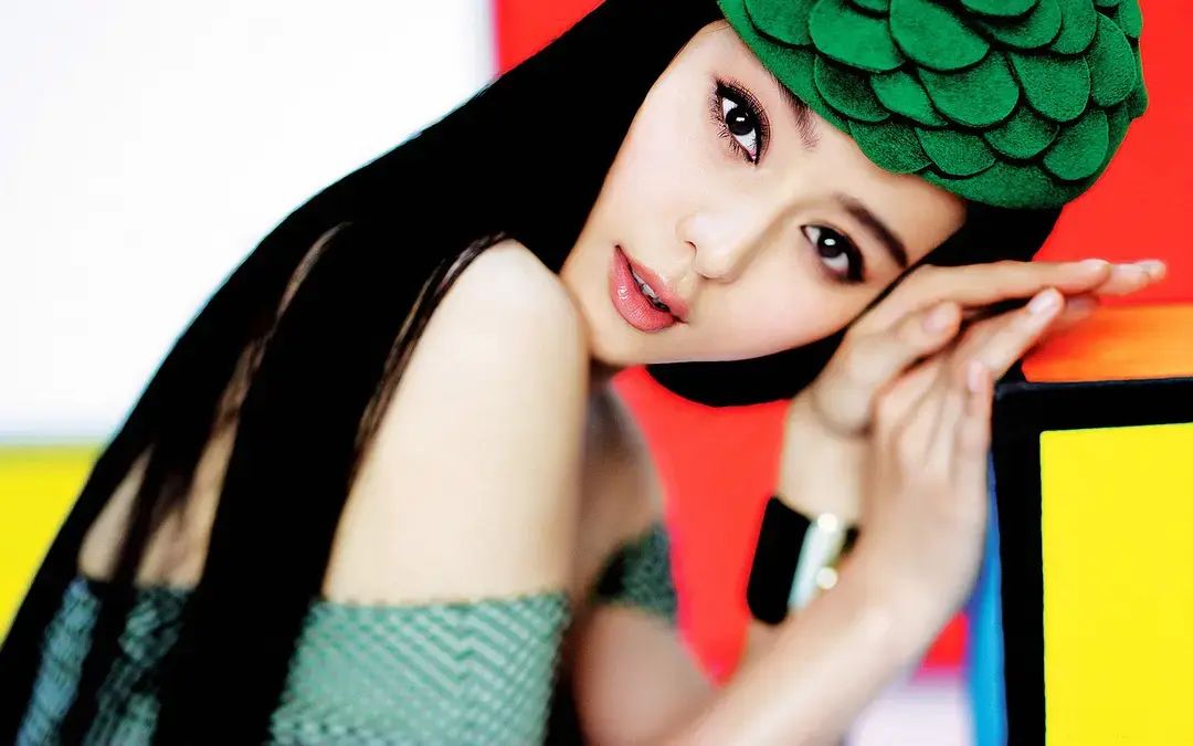 43岁范冰冰现状：头发白了一半，未婚单身，弟弟走红