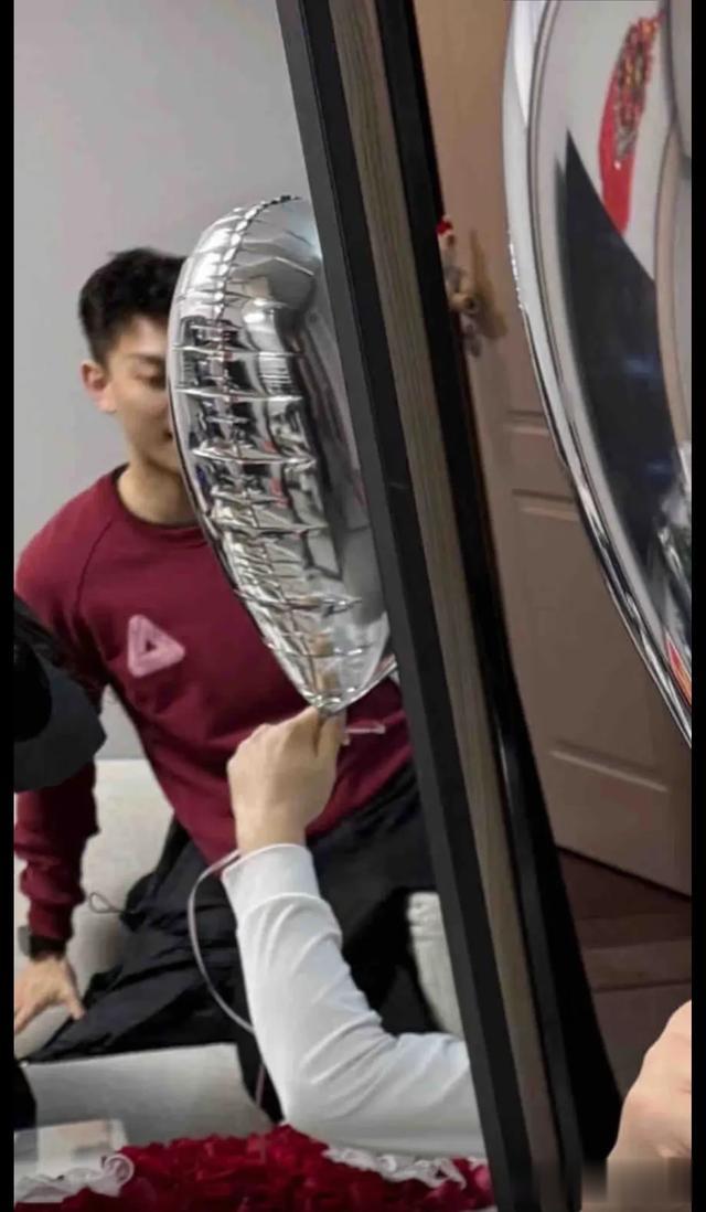 吴艳妮收到大束玫瑰 晒照秀恩爱，照片又瘦又美被指p过头了