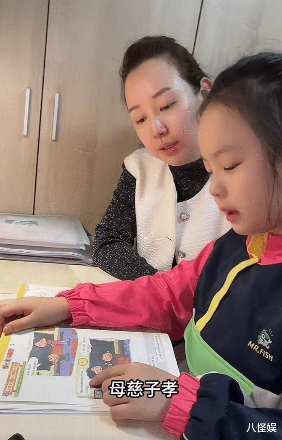 关凌晒全家福庆结婚13周年，老公老太快，被指像一个爹带着仨孩子