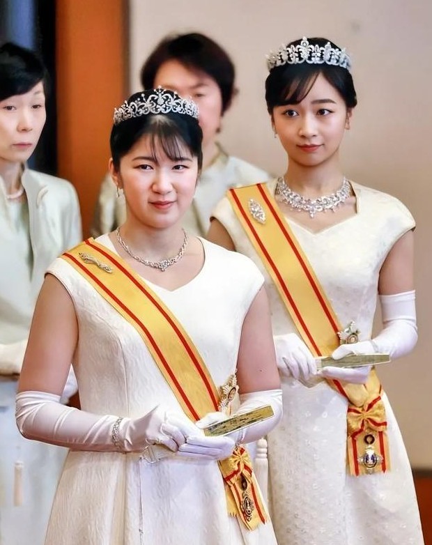 德仁和父兄矛盾日渐明显,新年连合影都没有,爱子首饰比佳子寒酸