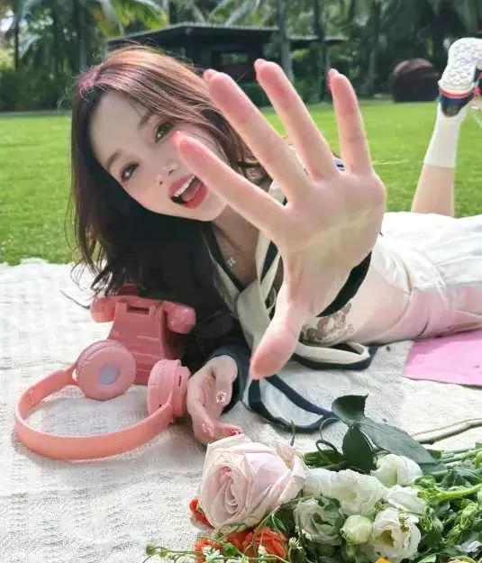43岁李小璐越活越年轻!穿学院裙秒变学妹,比13岁女儿还显嫩!