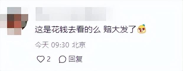 郑伊健回国开演唱会捞金，57岁身材发福唱跑调，老婆台下卖力捧场
