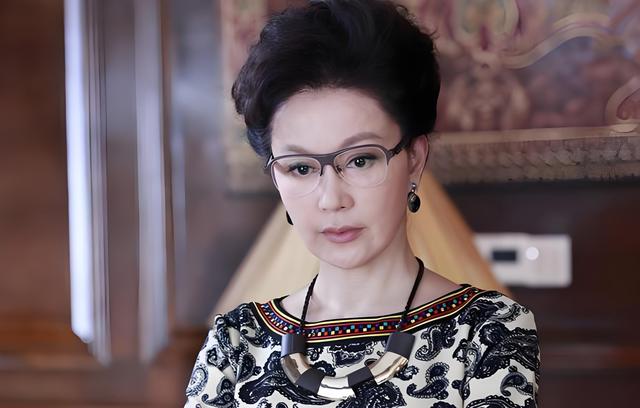 她出道即巅峰，挤走导演原配夫人，上位后却没坐稳，68岁仍单身！