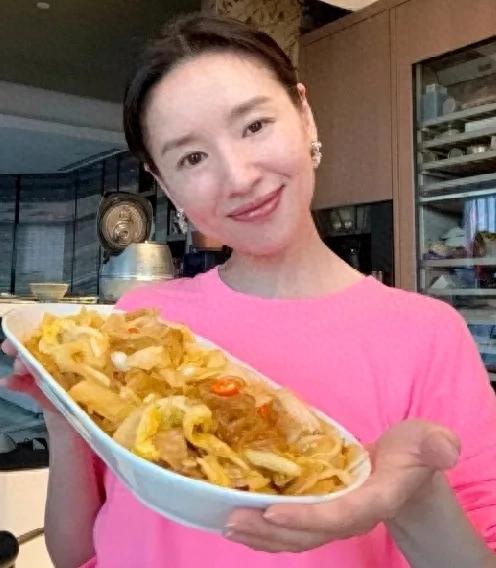 董洁晒酸辣白菜，6万网友围观，评论区火了，网友：家常菜首选