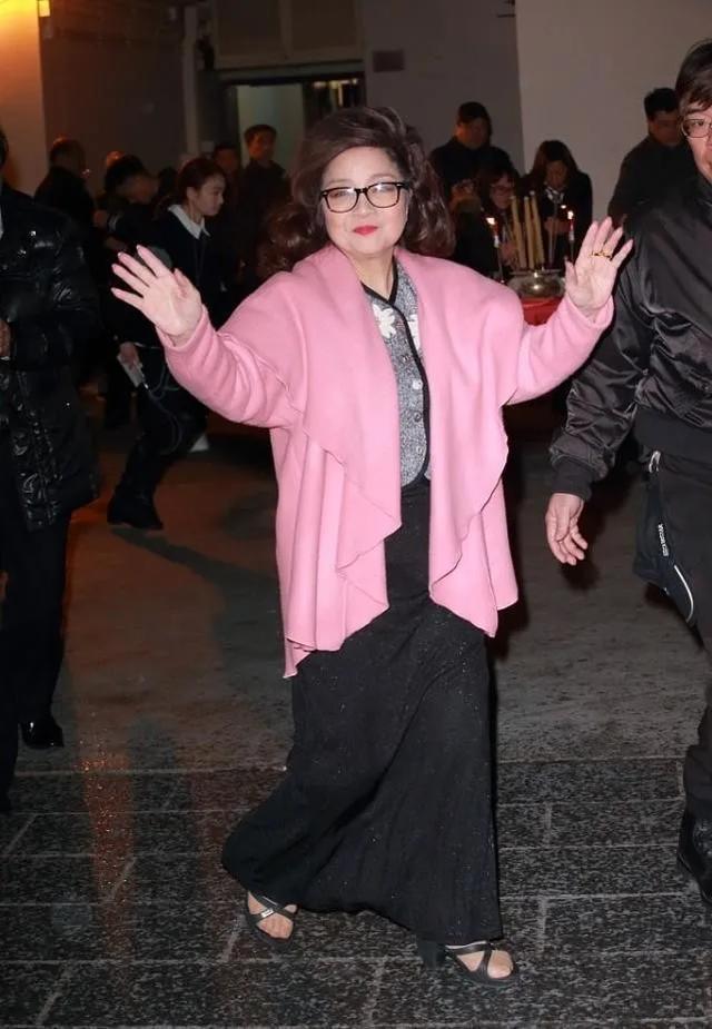 徐小凤发型夸张但白发没掩饰,脸松弛下垂,历经沧桑气质仍优雅!