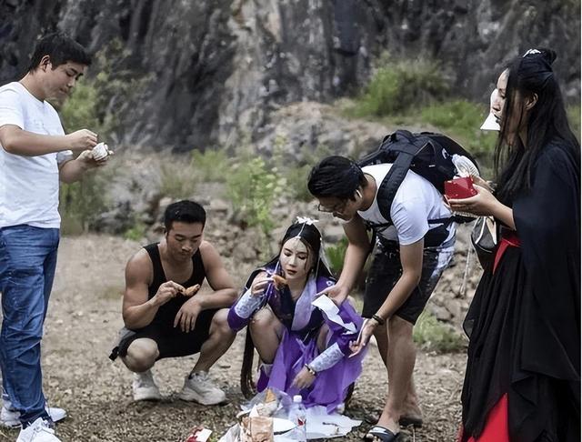 横店20万群演现状:美女泛滥成灾,懒汉光棍遍地,他们将何去何