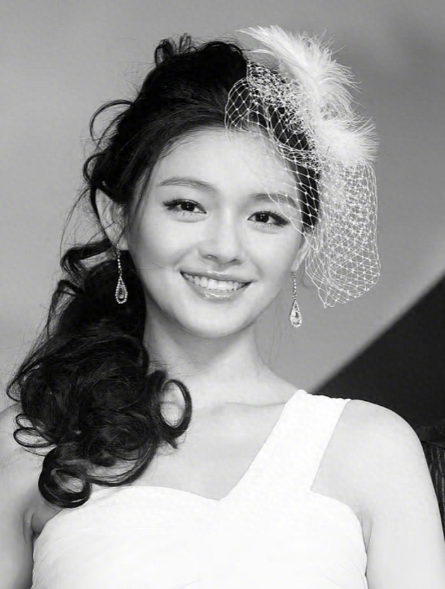 S妈连发4条动态悼念女儿,头像大笑情歌循环,连累小S一起被炮轰