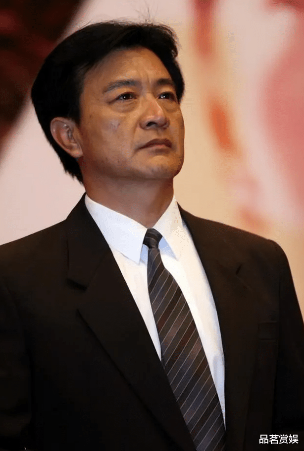 他外出拍戏时妻子在家被害，30年后仍不敢再提，如今周里京怎样了