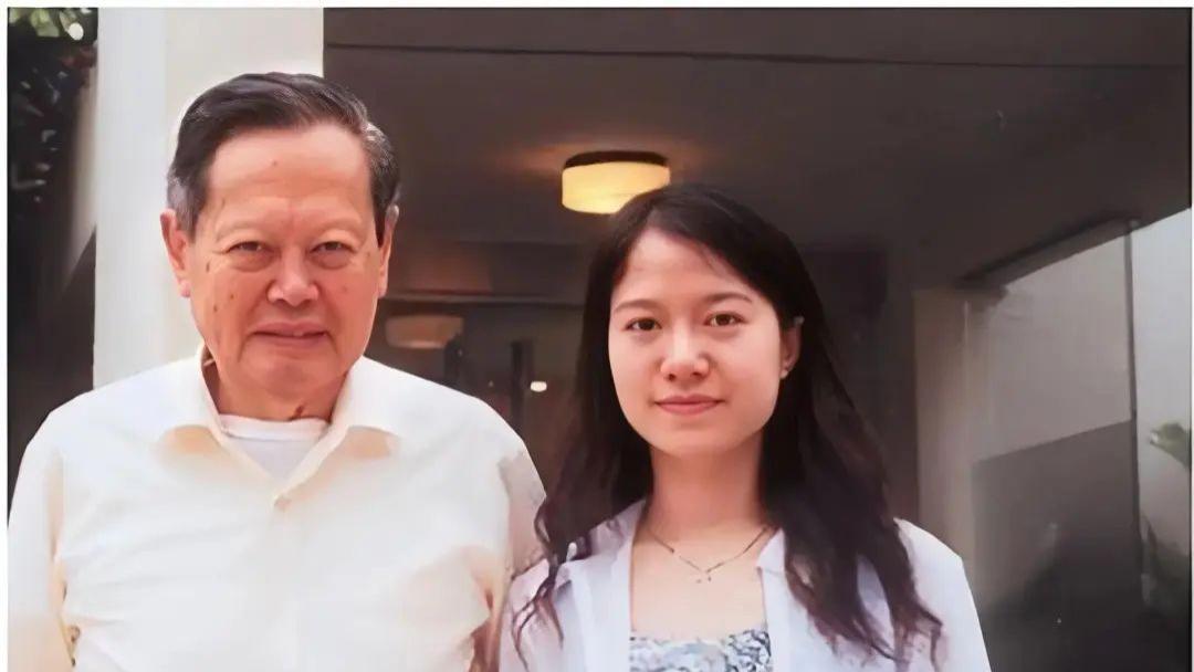 把浪漫玩到极致，杨振宁为妻子翁帆庆生，和岳母的互动太有趣儿！