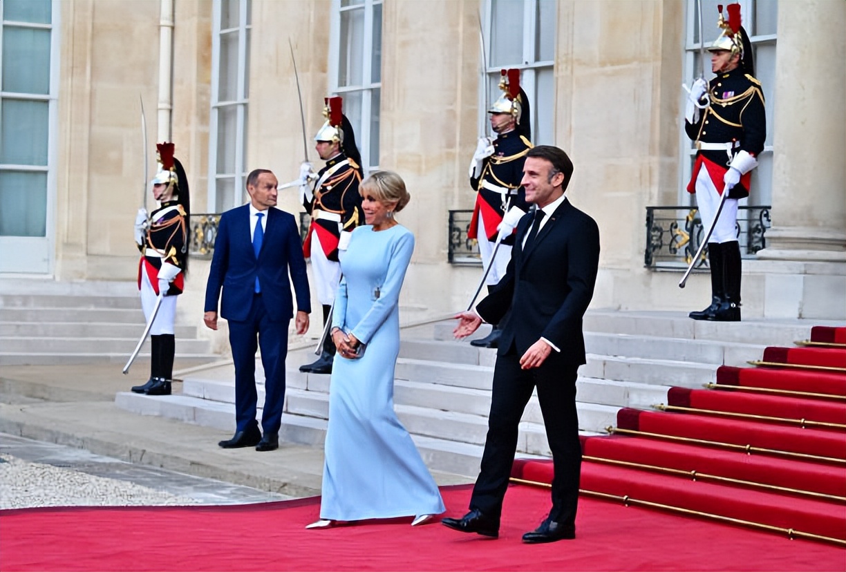 巩俐又牛了！和75岁老公受邀出席法国国宴，一身黑白配又嫩又霸气