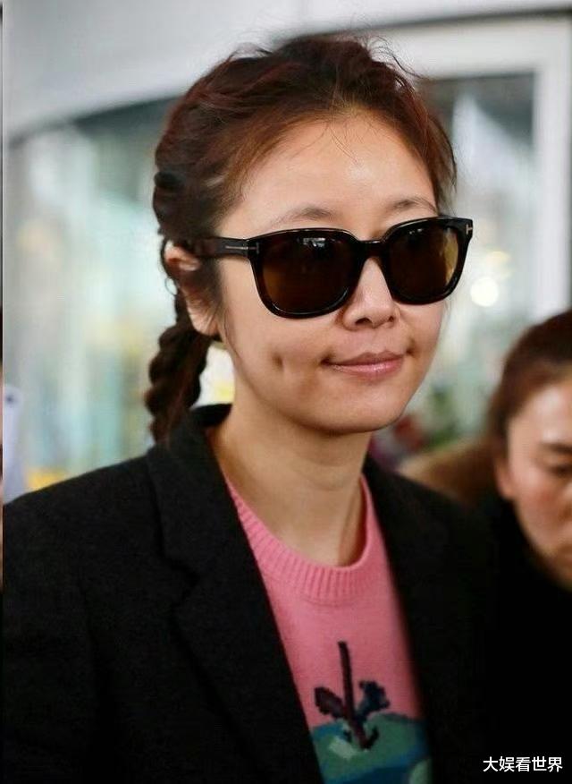 49岁林心如近照曝光,脸部臃肿酒窝消失,网友:医美后遗症