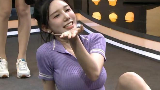 女主播连麦忘记关，鼓掌声音听得一清二楚，事后直言都是成年人