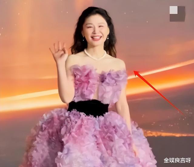 北京这一夜，佟丽娅排面很大，杨紫美翻了，谁和金靖站一起都尴尬