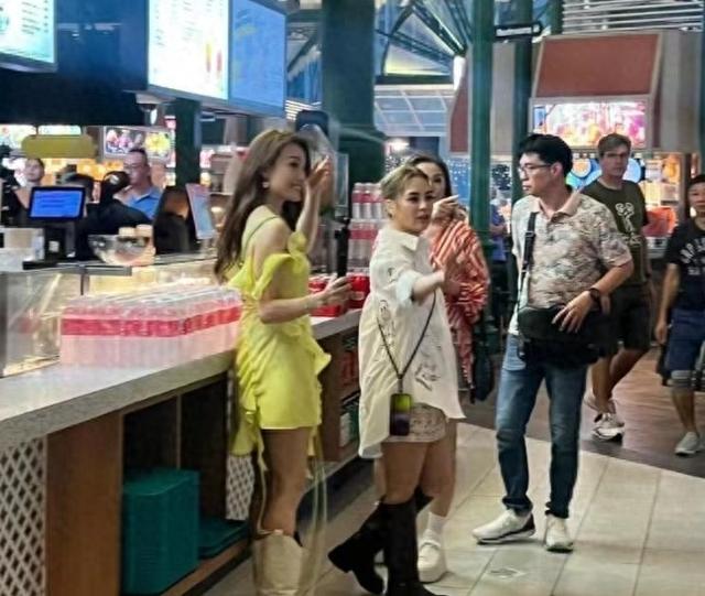 容祖儿和阿娇阿Sa在新加坡被偶遇，容祖儿整体美过阿娇，很抢眼