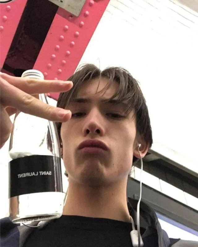 187cmYSL贵公子一夜爆火！网友：老公太多，都不知道先爱哪个