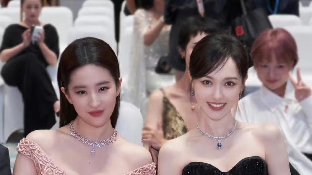 刘亦菲唐嫣合照，友谊长青，网友表示两位姐姐都好美