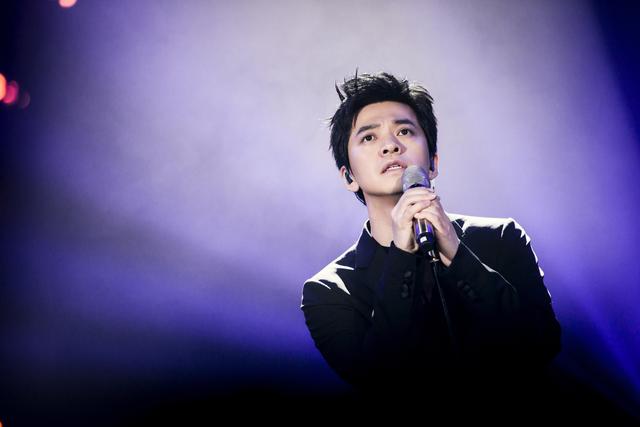 疑似李健老婆怀孕，李健小心翼翼扶老婆下台阶，网友：好恩爱！