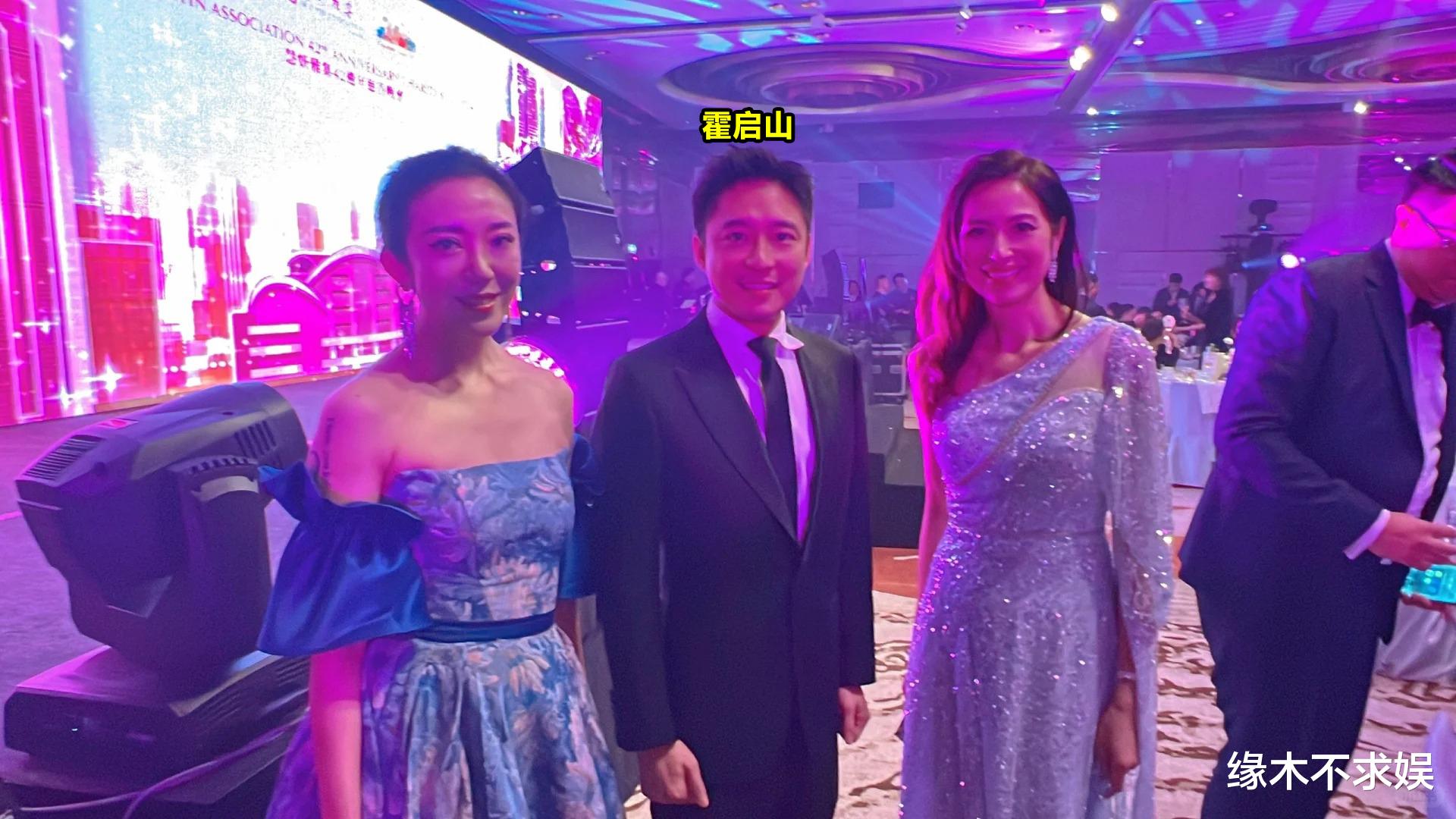 香港慈善晚宴：赵雅芝朱玲玲同框比美，霍启山有气质，大咖如云！